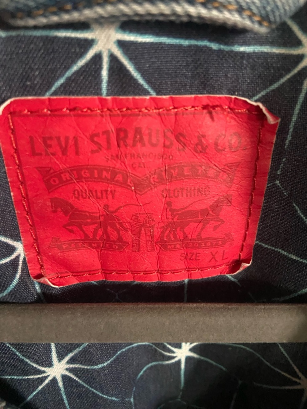Levi's Red Leather Logo Patch on Navy Patterned Fabric - Picture 2 of 3